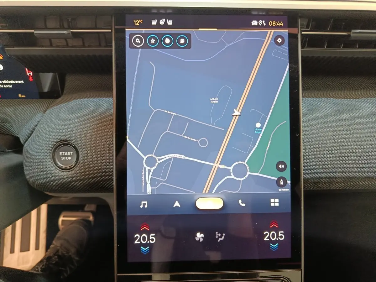 Écran tactile central affichant la navigation dans l’habitacle du Citroën C5 Hybride bleu, bouton Start/Stop visible à gauche.
