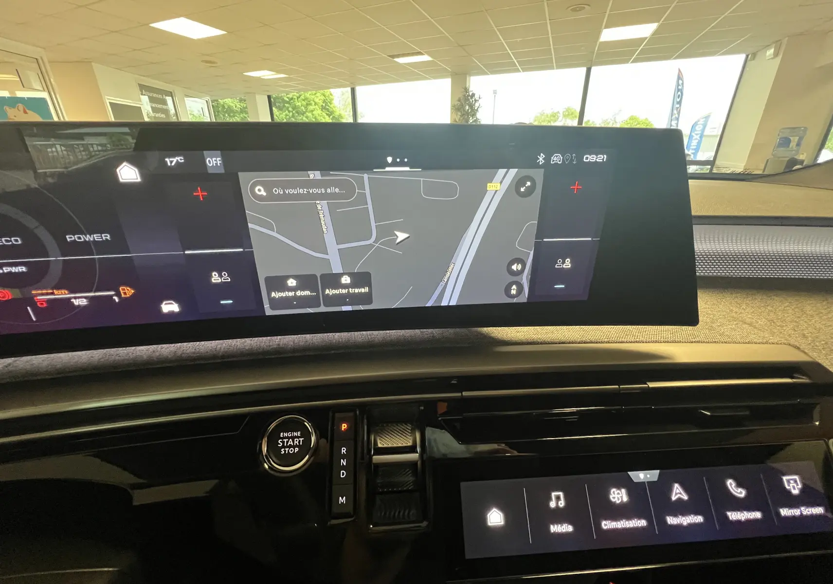 Vue rapprochée de l’écran panoramique HD incurvé de 21’’ du tableau de bord du Peugeot 5008 noir hybride 2025.