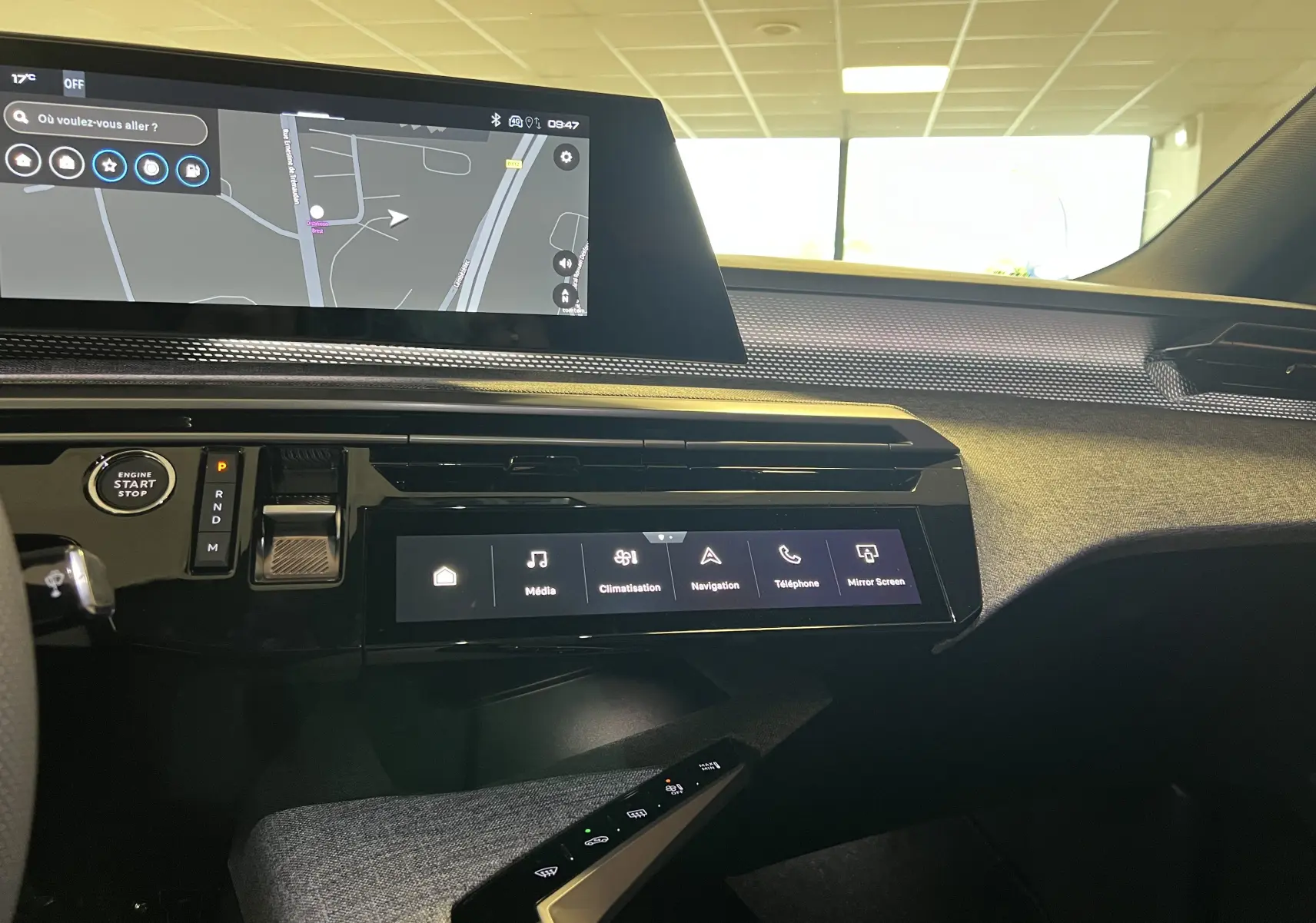 Tableau de bord intérieur du Peugeot 5008 noir 2025 avec écran HD incurvé de 21 pouces et commandes tactiles.