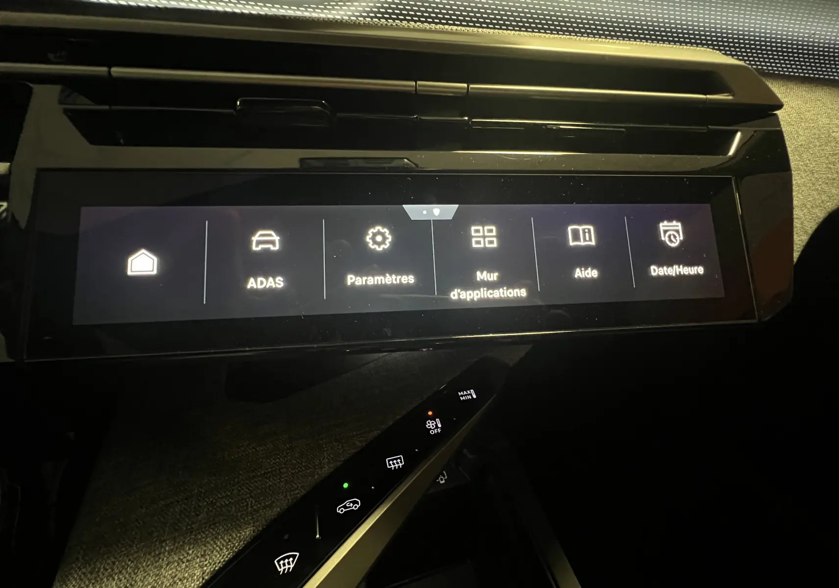 Écran tactile central du Peugeot 5008 noir 2025 affichant les menus ADAS, paramètres et aide dans l'habitacle.