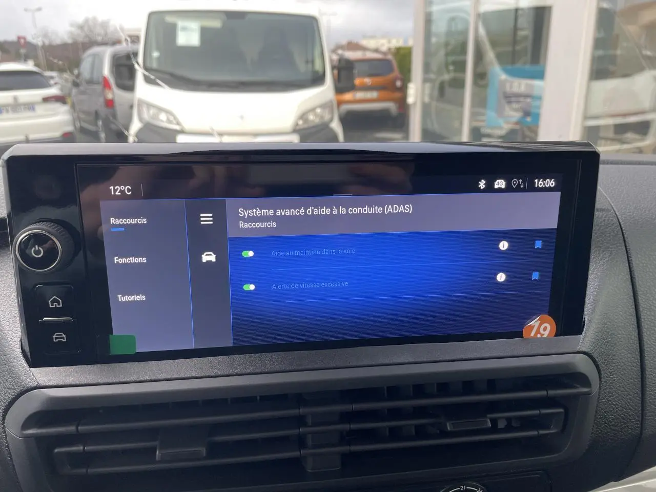 Écran tactile 10 pouces du tableau de bord de l'Opel Vivaro blanc, affichant l'aide à la conduite avancée.
