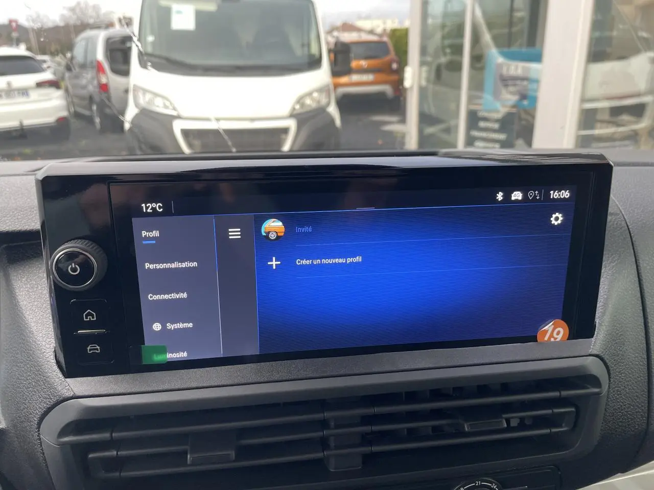 Écran tactile 10 pouces du combiné numérique de l'Opel Vivaro blanc, vue intérieure frontale.