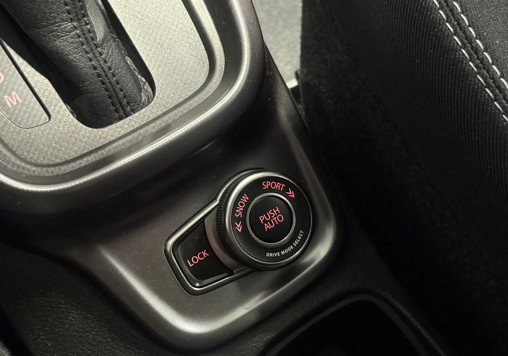 Gros plan sur la molette de sélection de mode de conduite du Suzuki Vitara 2023, avec options Snow, Sport et Lock.