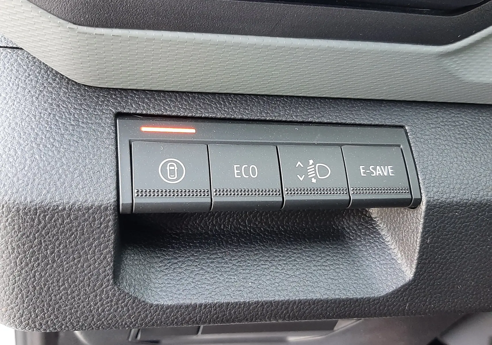 Gros plan sur les boutons de commande du tableau de bord du Dacia Duster 2025 en finition Sandstone.