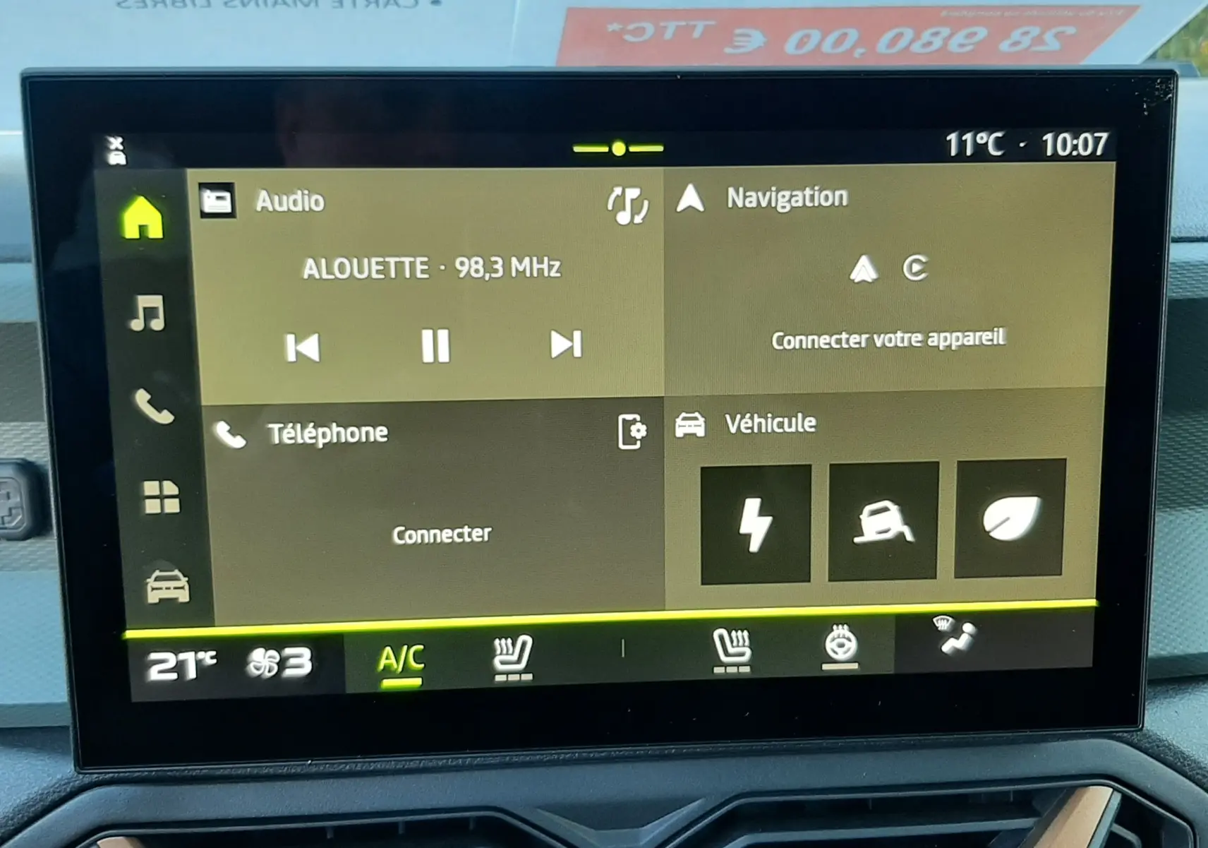Écran tactile central du tableau de bord du Dacia Duster 1.6 Hybrid 140ch Extreme avec interface multimédia et climatisation affichée.