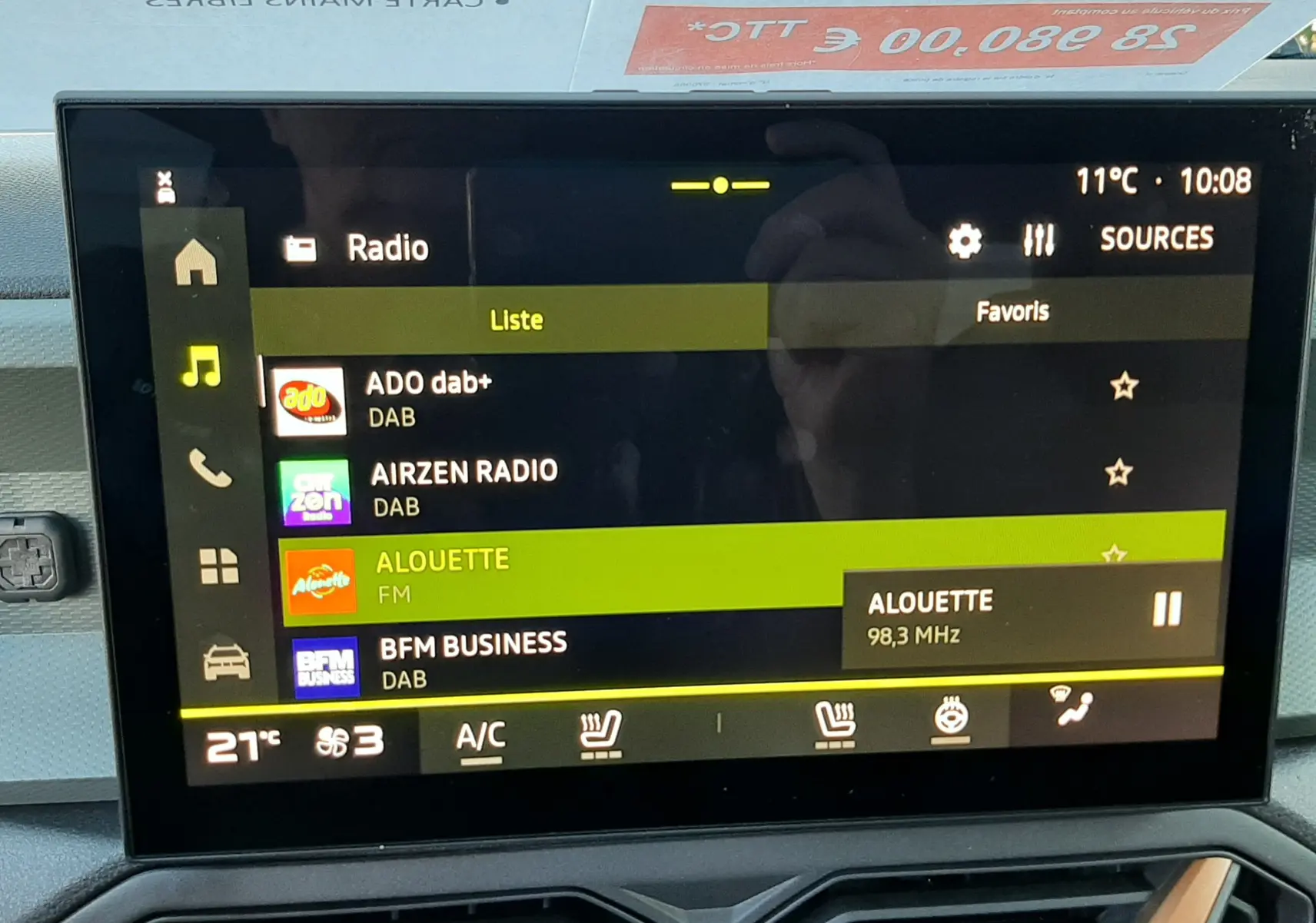 Vue intérieure centrée sur l'écran tactile multimédia du Dacia Duster 1.6 Hybrid 140ch Extreme couleur Sandstone.