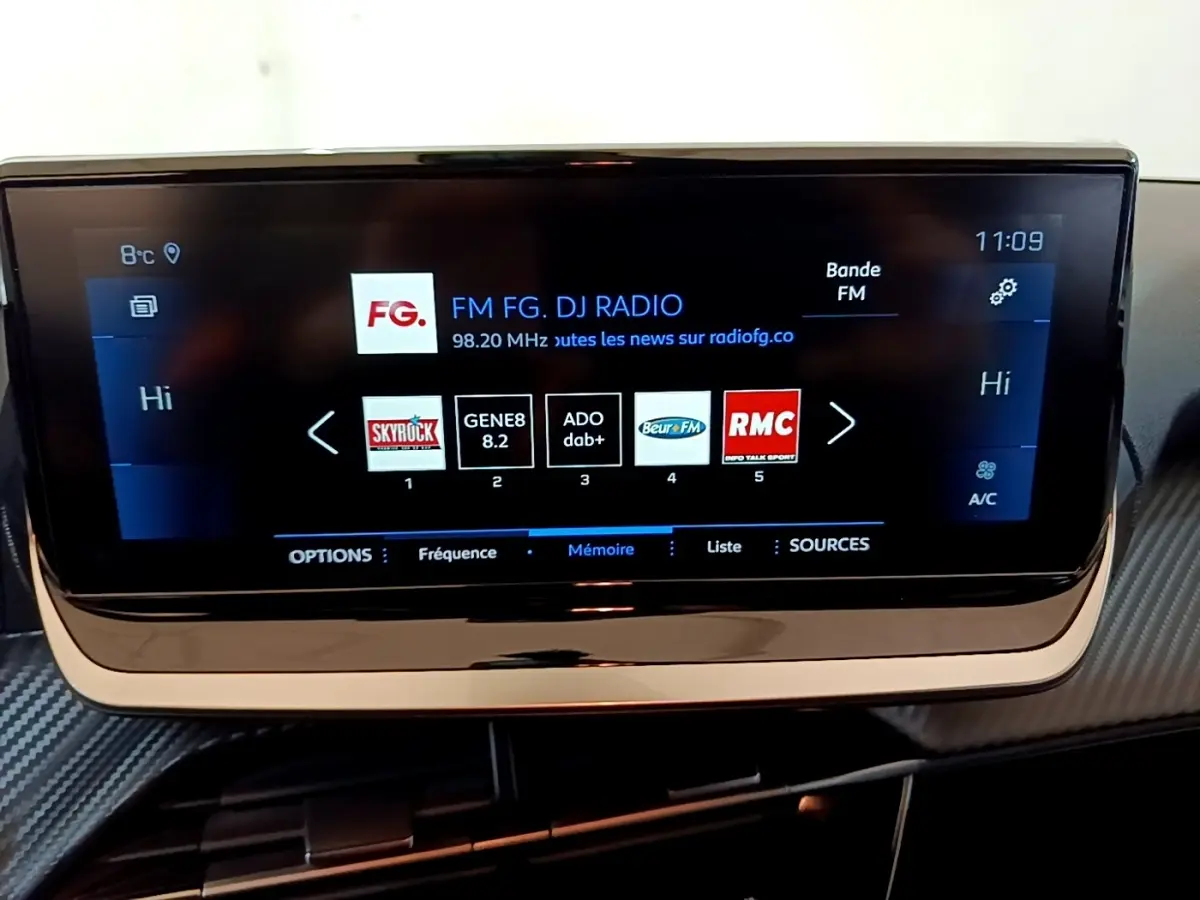 Écran tactile central de 17,8 cm affichant les stations radio dans l’habitacle d’une Peugeot 208 jaune.