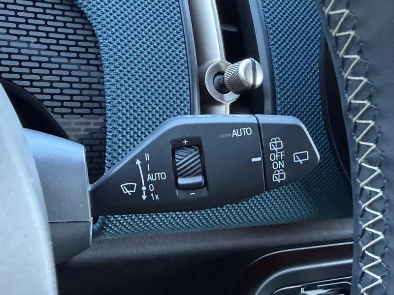 Gros plan sur la commande d’essuie-glace côté gauche du tableau de bord du MINI COUNTRYMAN 2024 en Midnight Black II.