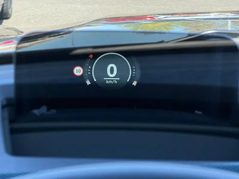 Affichage tête haute du MINI Countryman 2024 en vue frontale, montrant la vitesse à 0 km/h et la limite à 10 km/h.