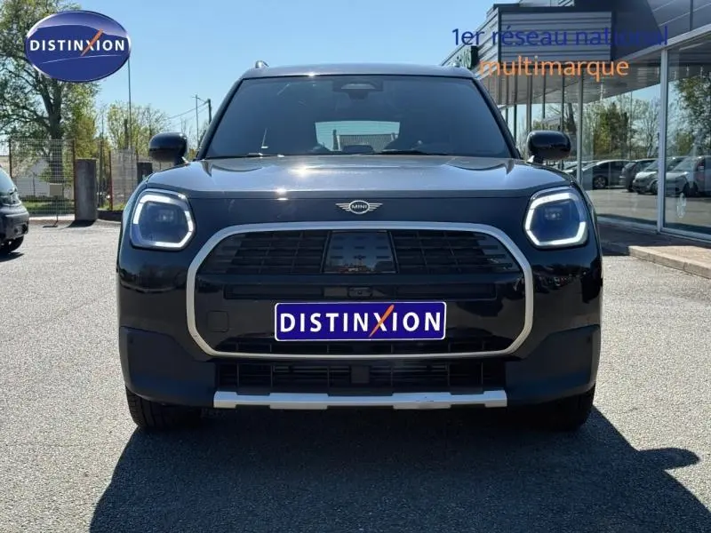 Vue frontale d'un MINI Countryman 2024 Midnight Black II avec signature lumineuse LED et calandre chromée.