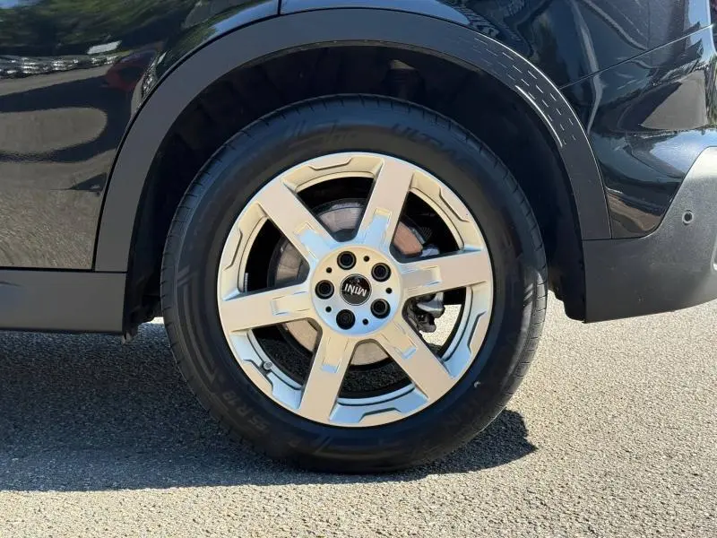 Gros plan sur la roue arrière droite du MINI Countryman 2024 Midnight Black II avec jante alliage cinq branches.