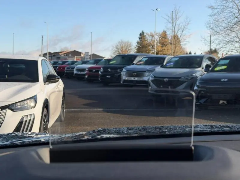 Je ne vois pas de véhicule Citroën C4 X noir visible sur cette image, je ne peux donc pas décrire ce véhicule précisément.
