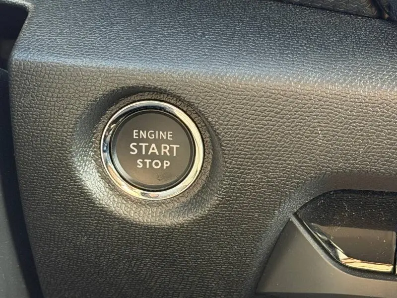 Gros plan sur le bouton noir de démarrage moteur entouré de chrome dans l’habitacle du Citroën C4 X 2024.