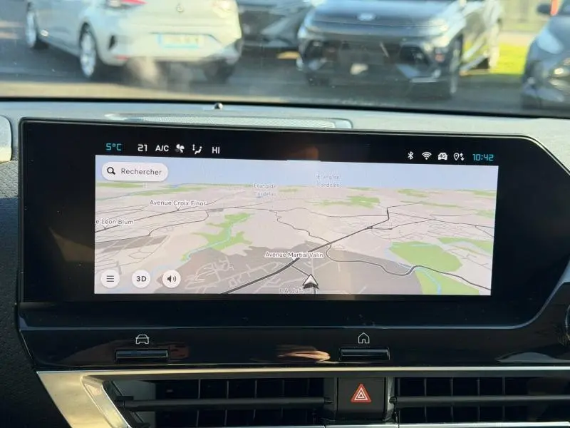 Écran tactile du système de navigation du Citroën C4 X 2024, affichant une carte en mode 3D, vue intérieure.