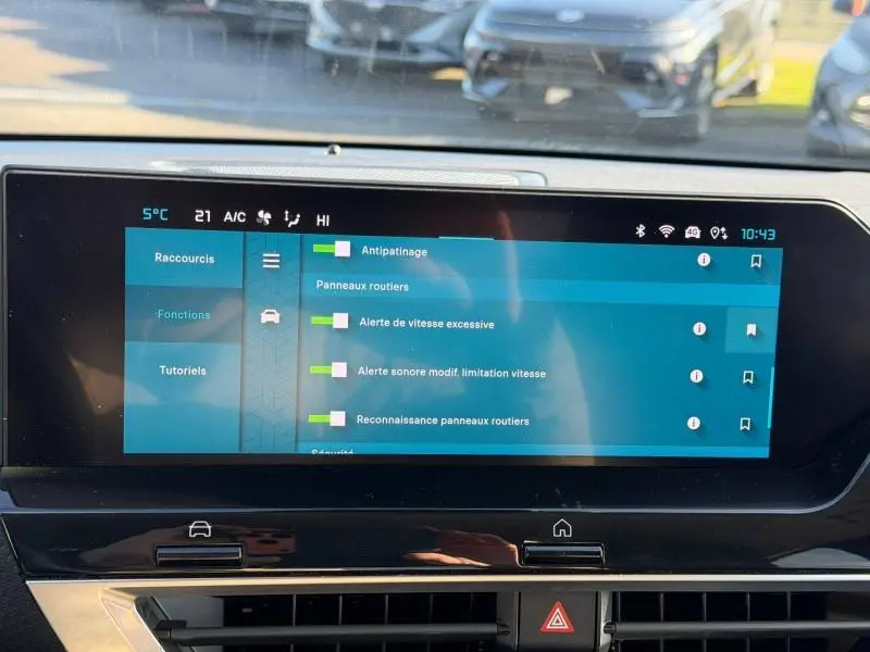 Écran tactile central du tableau de bord du Citroën C4 X 2024 affichant les réglages d’aides à la conduite.