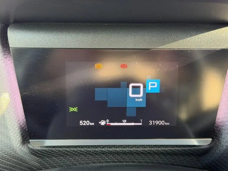 Écran numérique du tableau de bord du Citroën C4 X noir 2024, affichant la vitesse à 0 km/h et la position parking.