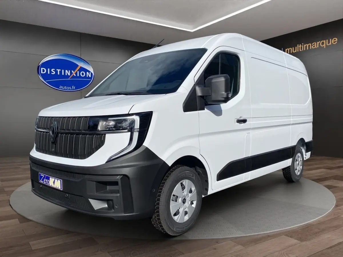 Renault Master blanc en 3/4 avant droit, fourgon utilitaire avec calandre noire et pare-chocs contrasté.