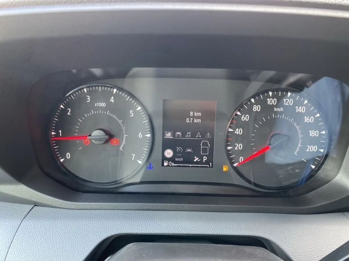 Vue rapprochée du combiné d'instruments du Renault Master 2025, affichage multifonctions numérique et compte-tours analogique.