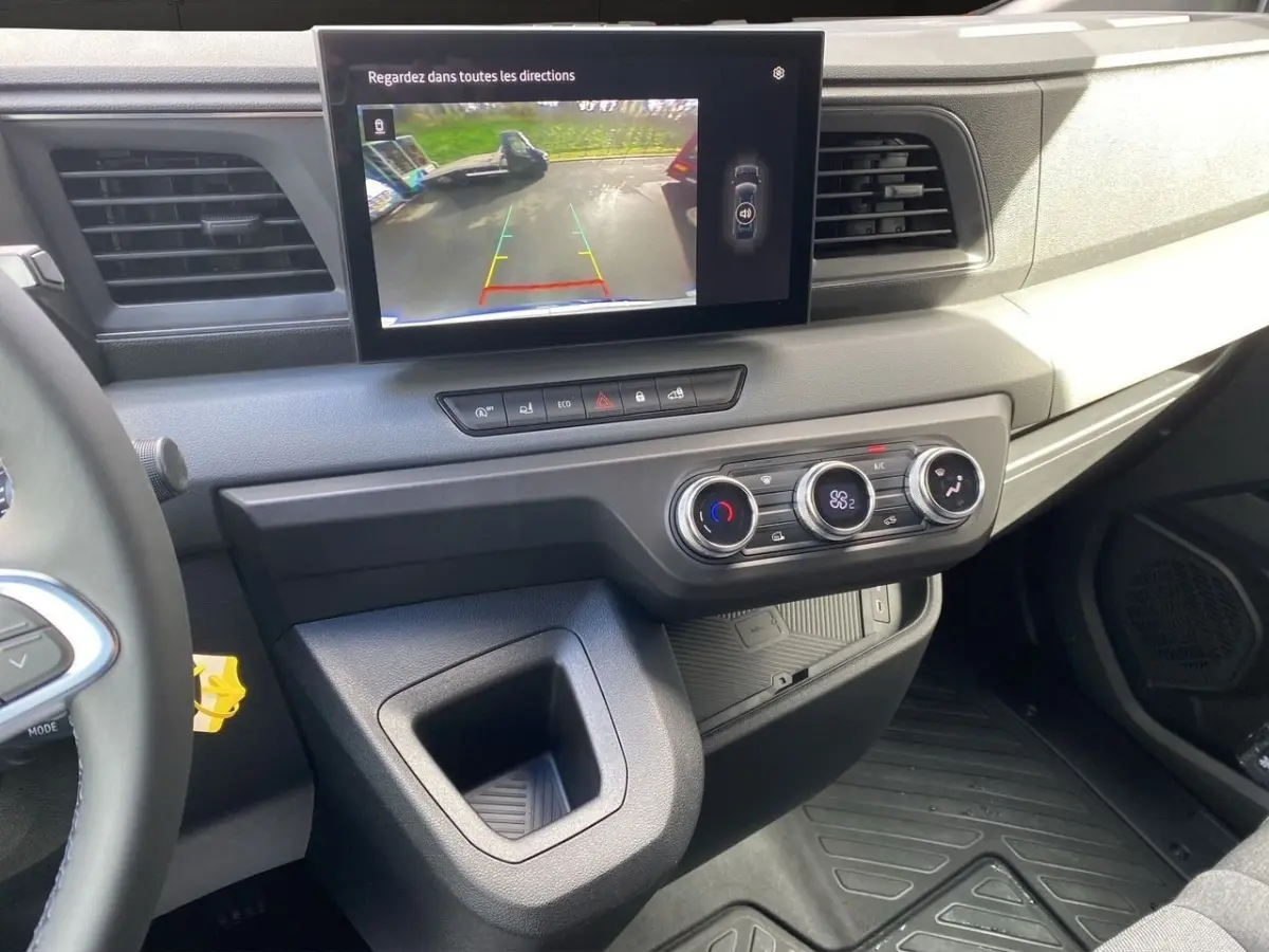 Vue intérieure du tableau de bord du Renault Master 2025, avec écran tactile central affichant la caméra de recul.