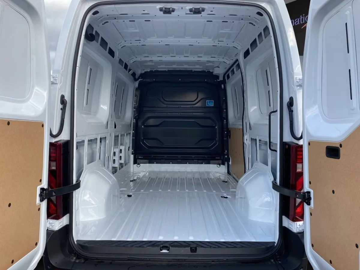 Vue arrière du Renault Master blanc 2025, montrant l'intérieur vide et spacieux avec portes battantes ouvertes.