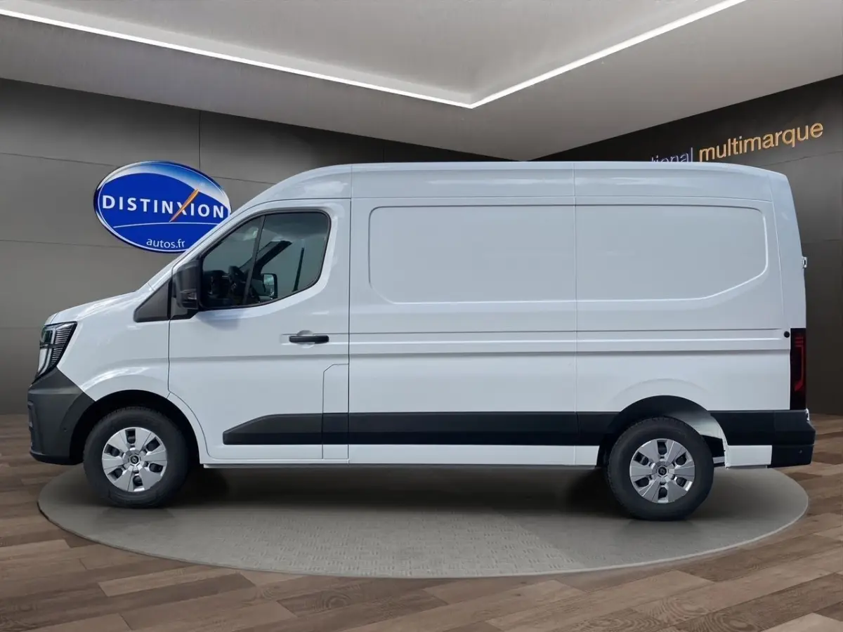 Profil latéral droit d’un Renault Master blanc 2025 avec pare-chocs noirs et jantes acier en showroom.