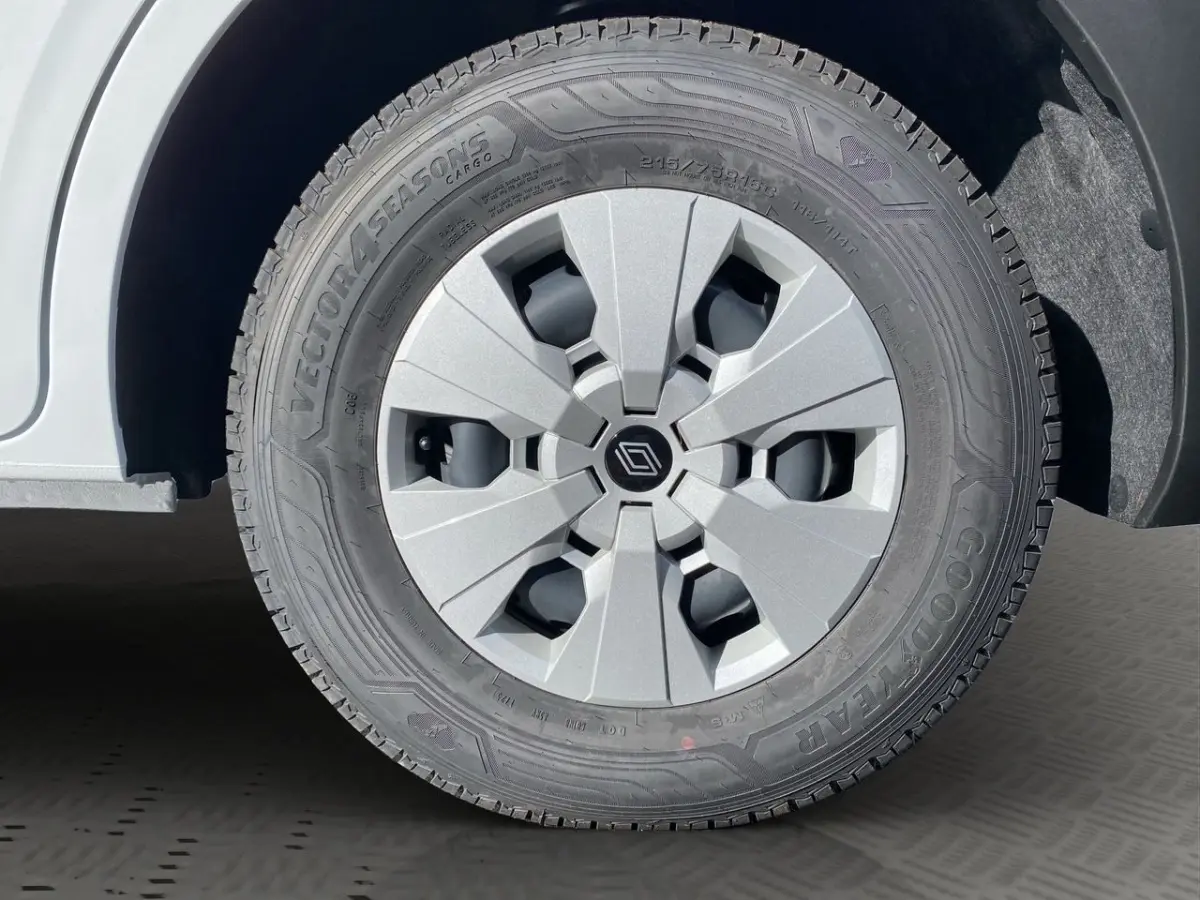 Gros plan sur la roue avant droite blanche d’un Renault Master 2025 avec jante argentée et pneu Goodyear Vector 4Seasons.