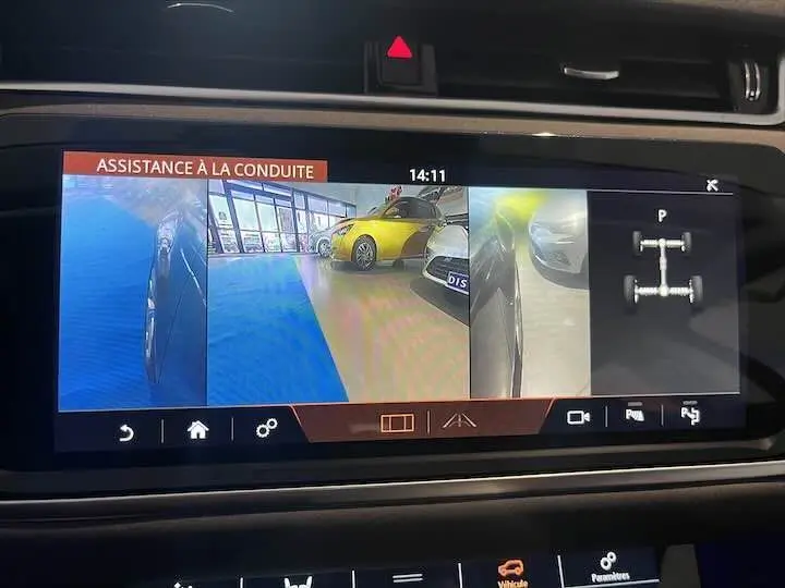 Écran intérieur du Range Rover Evoque noir Santorini montrant la caméra 360° et l'assistance à la conduite.
