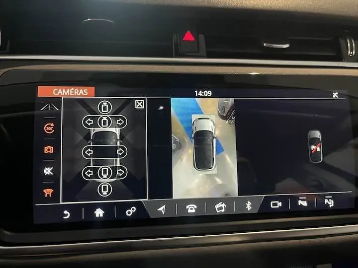 Écran intérieur du Range Rover Evoque noir Santorini montrant la vue caméra 360° et les options d'angle de vue.