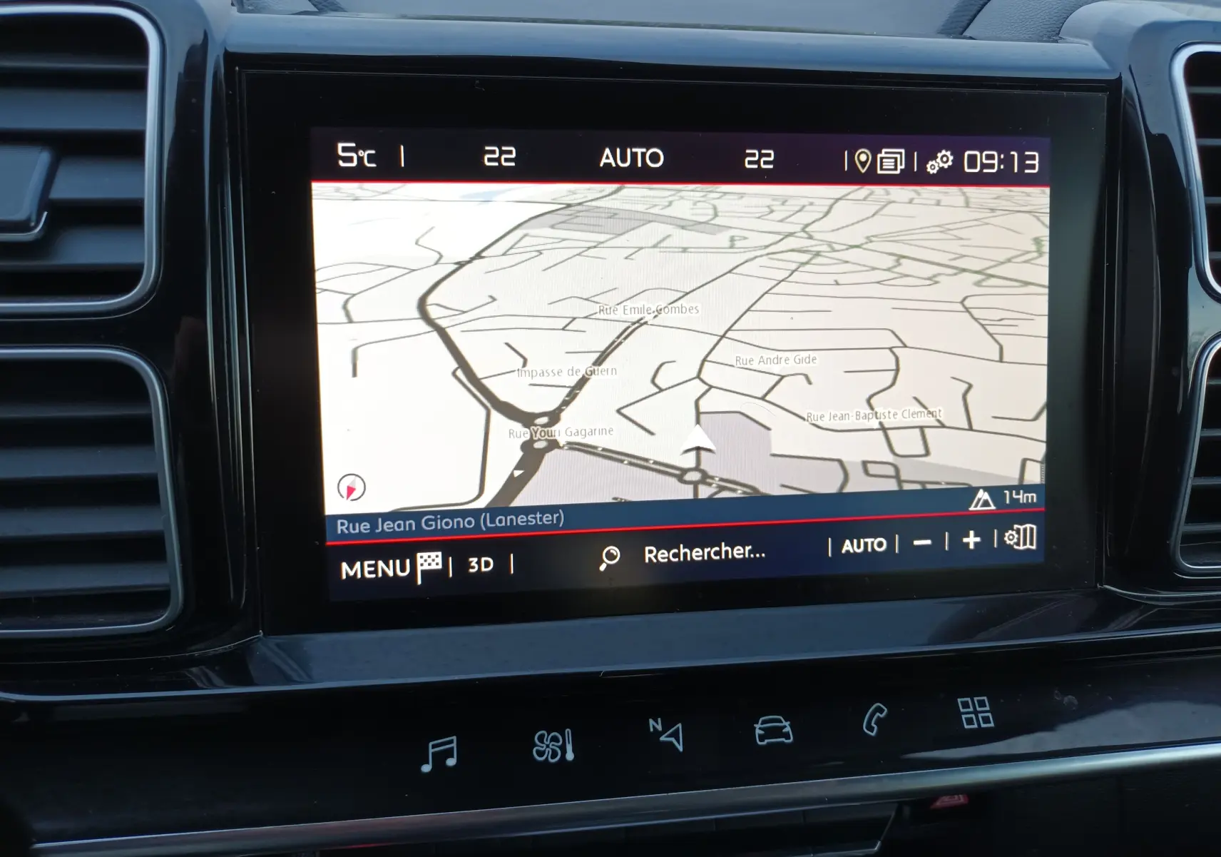 Écran tactile central du tableau de bord du Citroën C5 Aircross 2020 affichant la navigation GPS et les commandes multimédia.