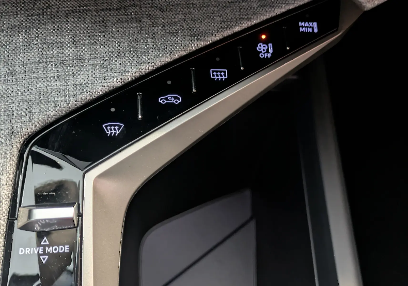 Gros plan sur la console centrale du Peugeot 5008 blanc, montrant les commandes tactiles et le bouton Drive Mode.