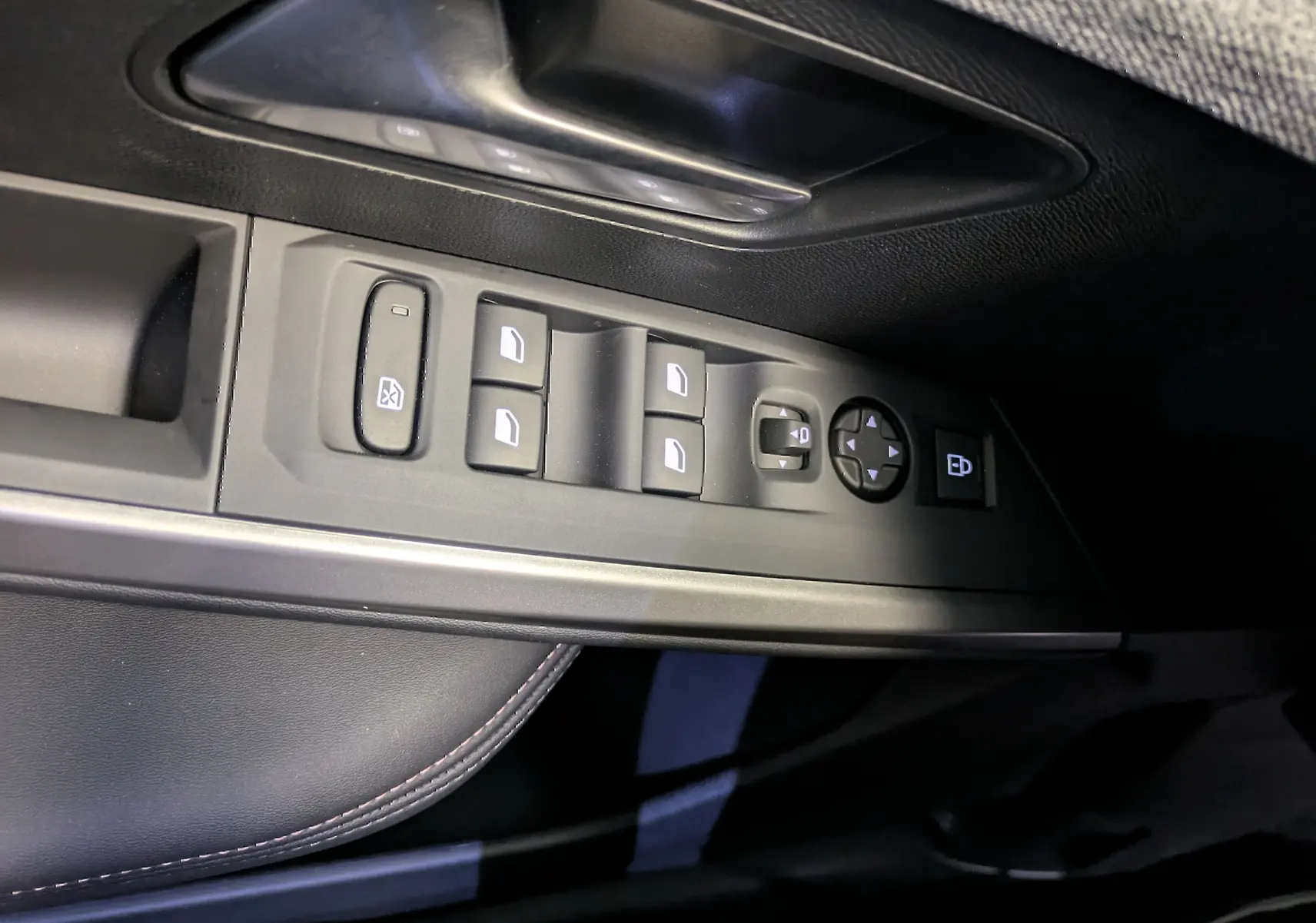 Gros plan sur les commandes de lève-vitres et rétroviseurs côté conducteur du Peugeot 5008 blanc Okenite.