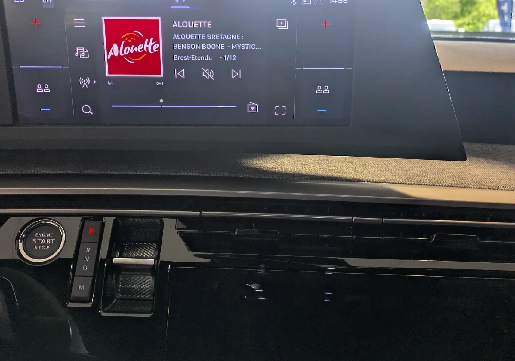 Vue intérieure du tableau de bord du Peugeot 5008 blanc Okenite 2025, avec écran tactile et commandes modernes.