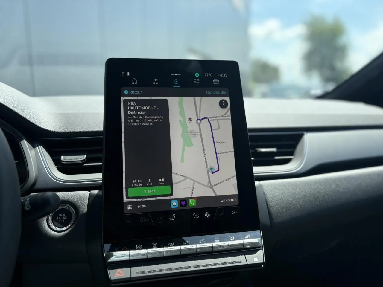 Écran tactile central avec navigation active dans l'habitacle moderne d'un Renault Captur noir étoile 2025.