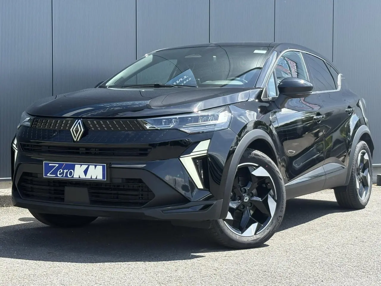 Renault Captur 2025 noir étoile en 3/4 avant droit avec jantes alu 18 pouces et calandre moderne noire.