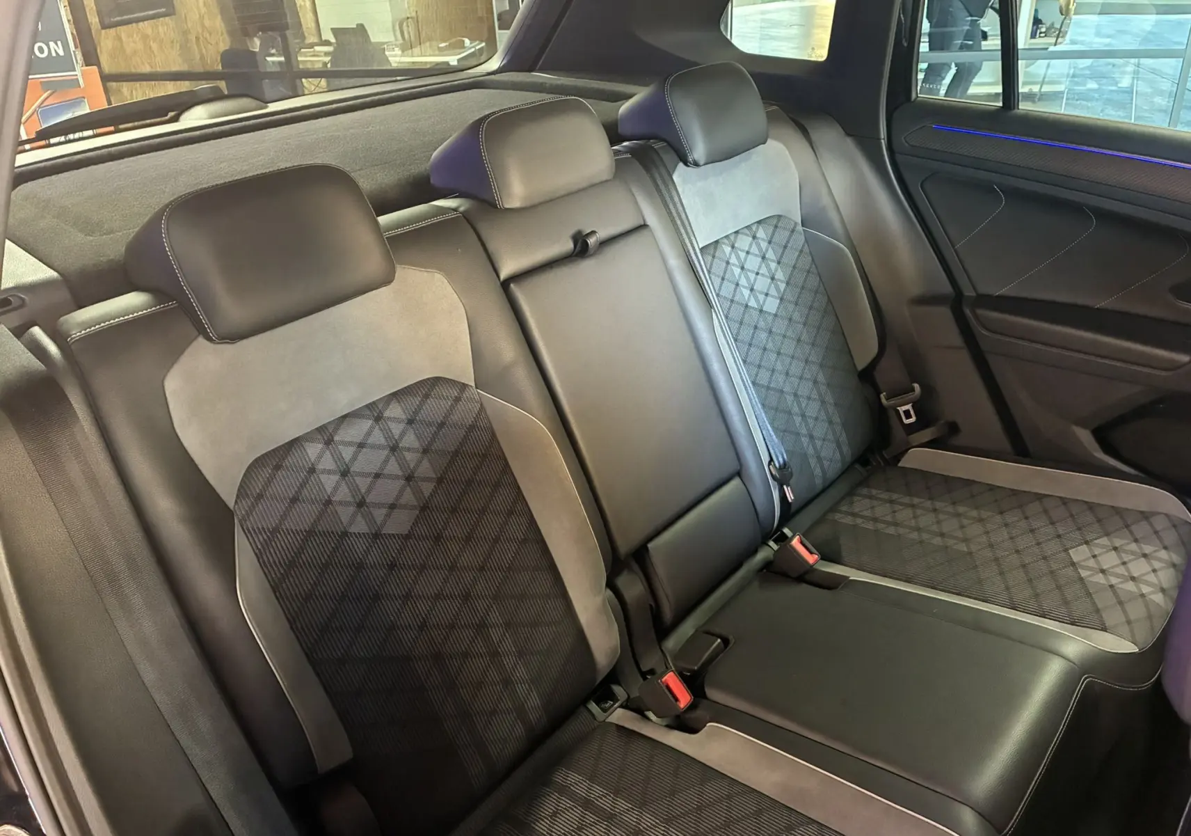 Vue intérieure sur la banquette arrière noire et grise en tissu avec motifs géométriques du Volkswagen Tiguan R-Line 2022.