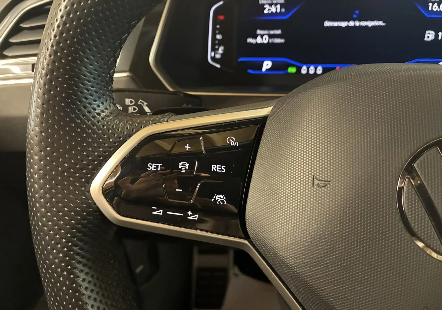 Gros plan sur le volant cuir noir multifonctions côté gauche du Volkswagen Tiguan 2.0 TDI 150 DSG7 R-Line 2022.