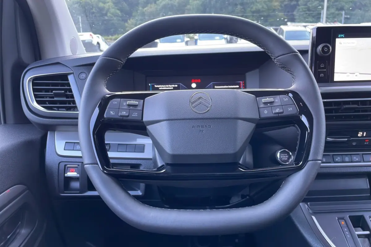 Vue centrée sur le volant noir du Citroën Spacetourer 180 EAT8 Business Pack gris acier, avec tableau de bord digital et écran tactile.