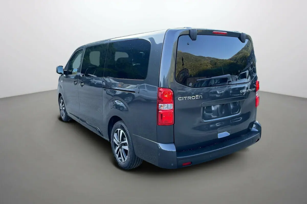 Vue 3/4 arrière droite d'un Citroën Spacetourer gris acier 2025 avec vitres teintées et feux arrière rouges.