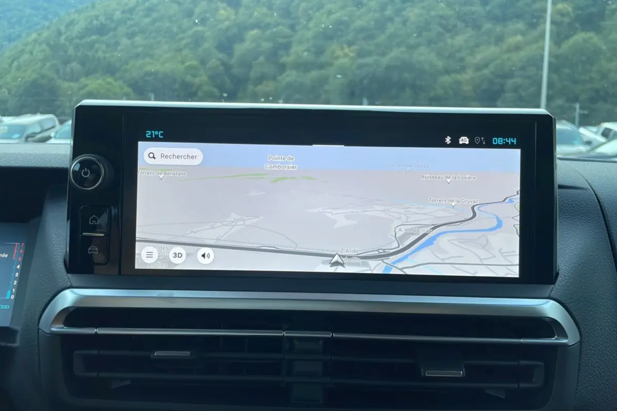 Écran tactile central du tableau de bord du Citroën Spacetourer gris acier 2025 affichant une carte de navigation.