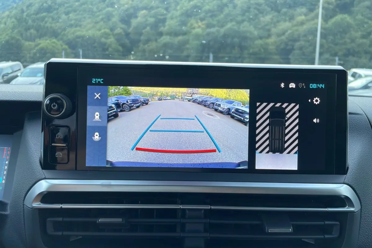 Écran central du Citroën Spacetourer 180 EAT8 Business Pack 2025 gris acier montrant la caméra de recul et l'aide au stationnement.