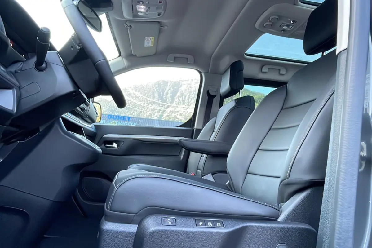 Intérieur du Citroën Spacetourer 180 EAT8 Business Pack 2025, vue côté conducteur, sièges cuir gris acier et toit ouvrant.