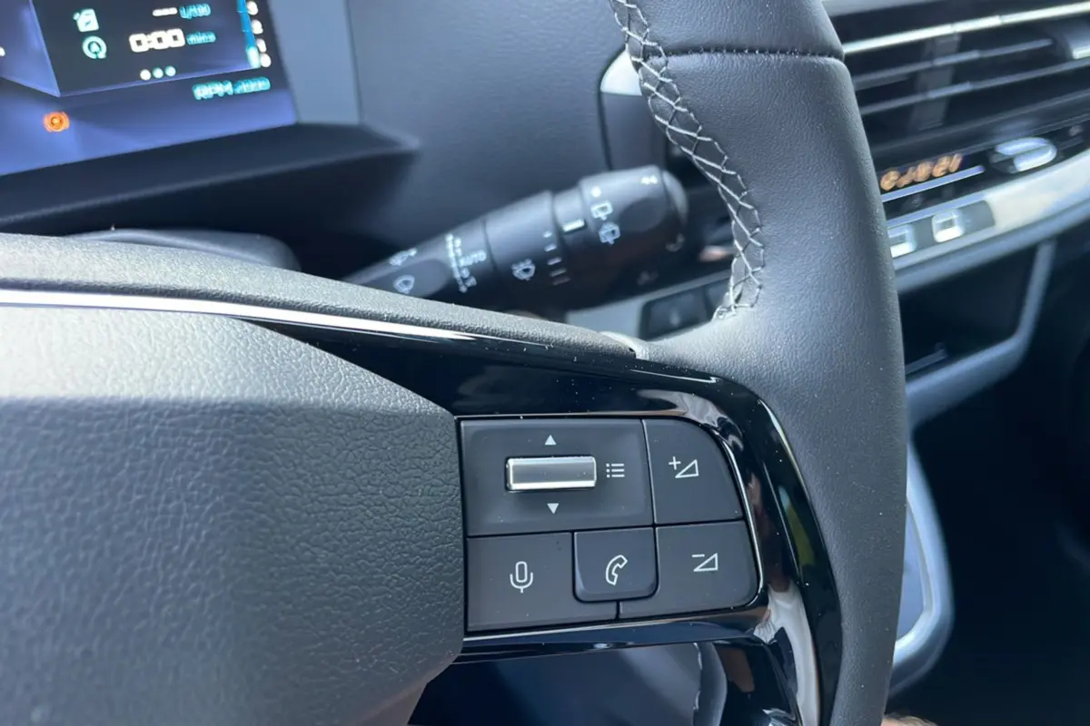 Gros plan sur les commandes du volant noir du Citroën Spacetourer 180 EAT8 Business Pack 2025, intérieur moderne.