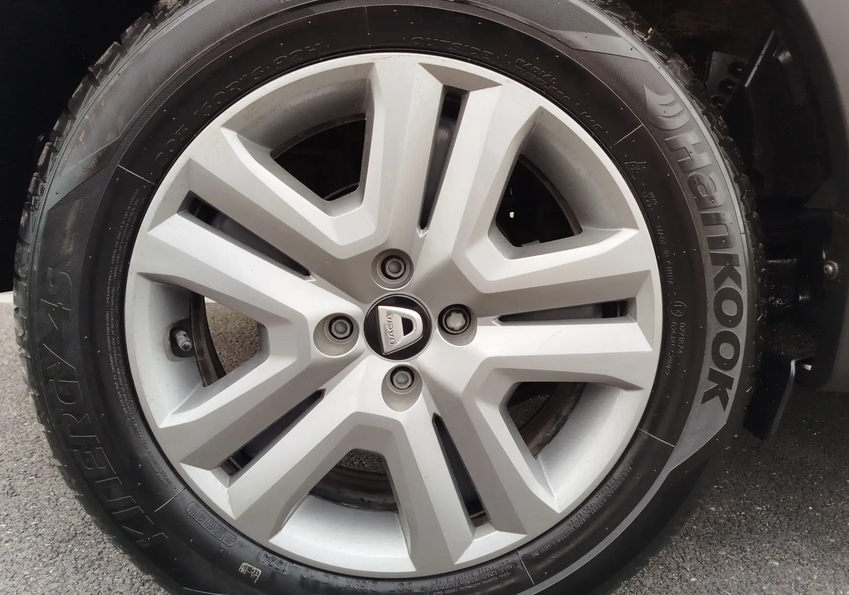 Gros plan sur la jante alliage argentée de la Dacia Sandero Stepway 2021 avec pneu Hankook noir.