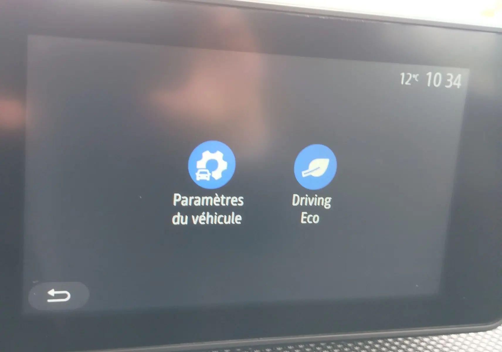 Écran tactile intérieur de la Dacia Sandero Stepway 2021 affichant les options Paramètres du véhicule et Driving Eco.