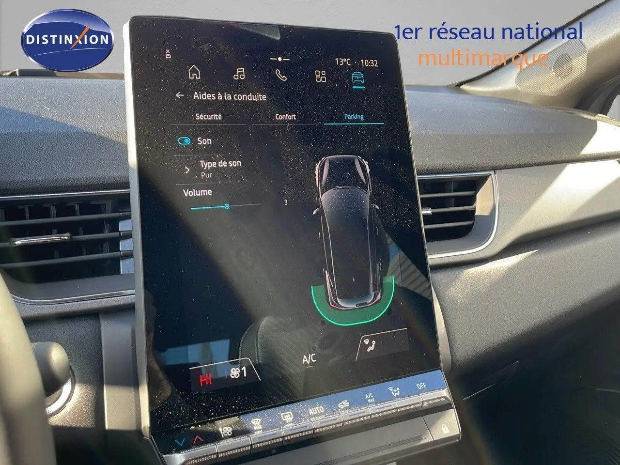 Écran tactile central du Renault Captur E-Tech gris rafale, affichant les aides à la conduite et la climatisation.