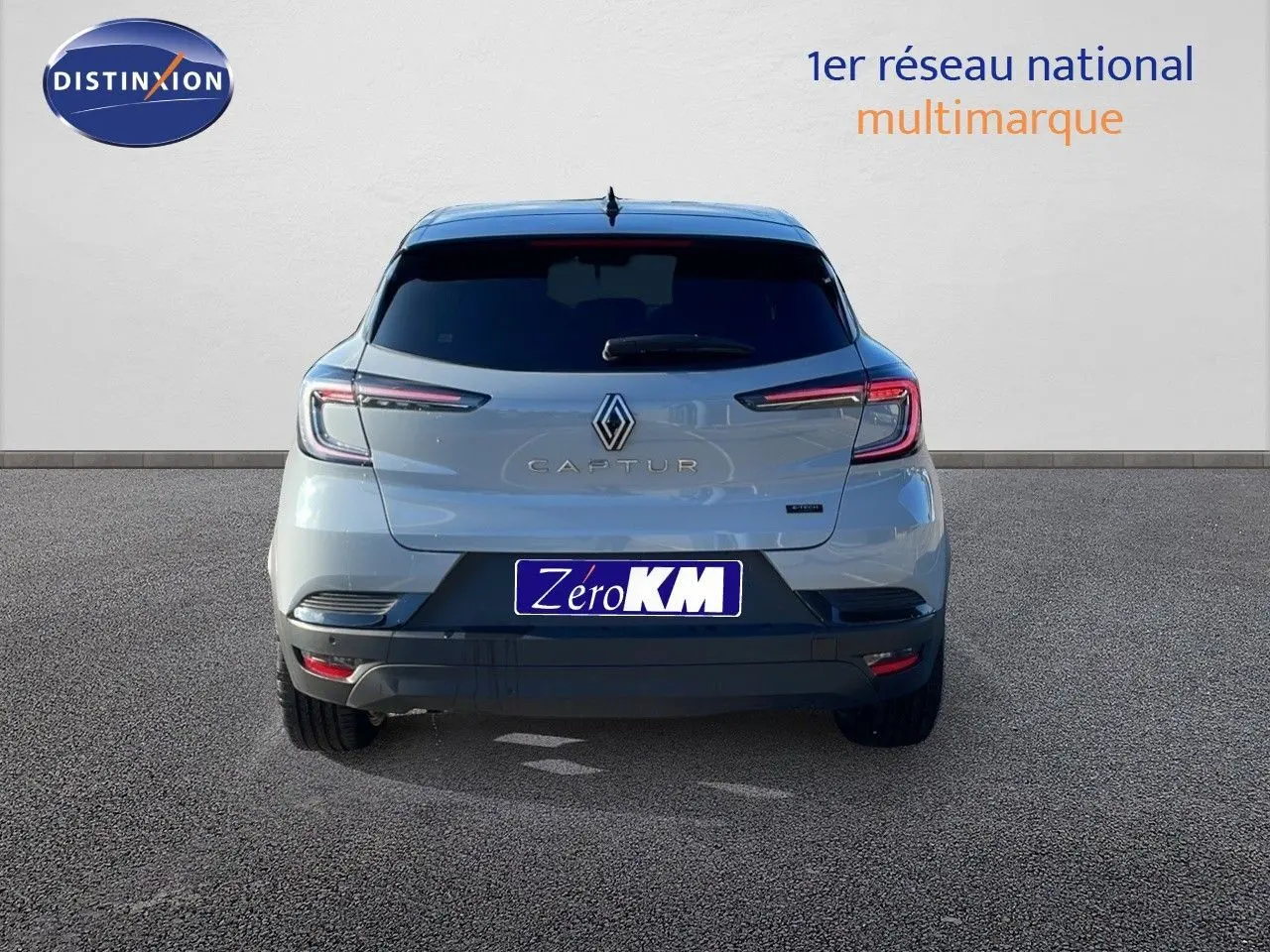 Vue arrière d'un Renault Captur E-Tech hybride gris Rafale avec toit noir, immatriculé Zero KM.