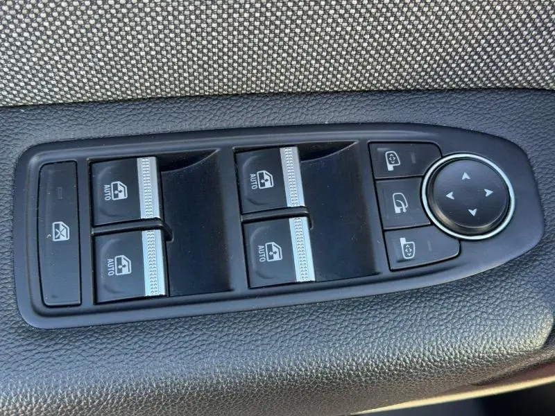 Gros plan sur les commandes de lève-vitres et réglage des rétroviseurs du Renault Captur 2025, finition Techno.