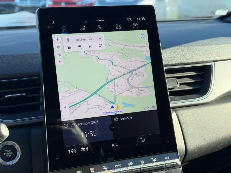 Écran central tactile du Renault Captur 2025 affichant la navigation, avec tableau de bord noir et aérateurs visibles.