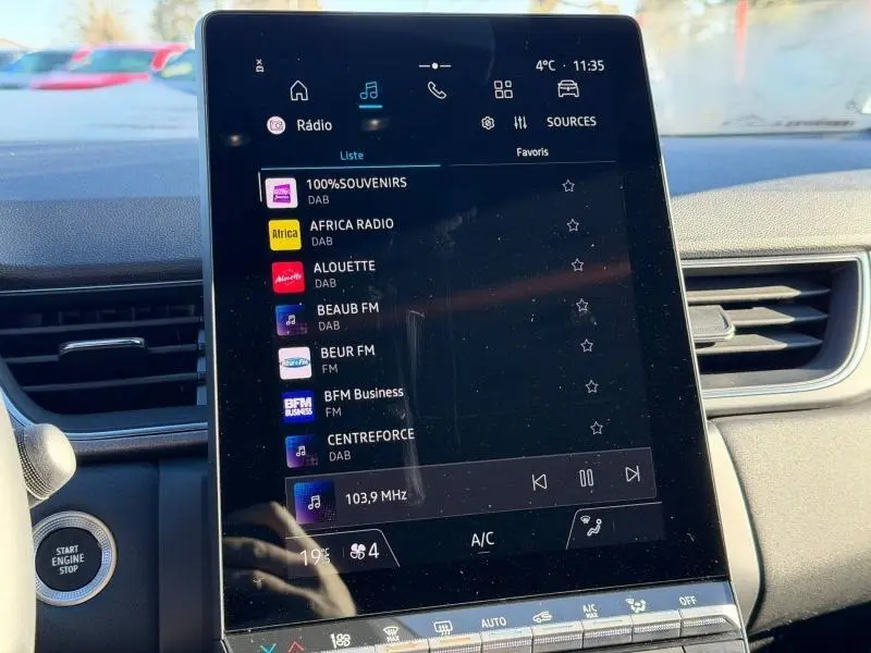 Tablette tactile centrale affichant les stations radio dans l’habitacle du Renault Captur 2025, sans vue extérieure du véhicule.
