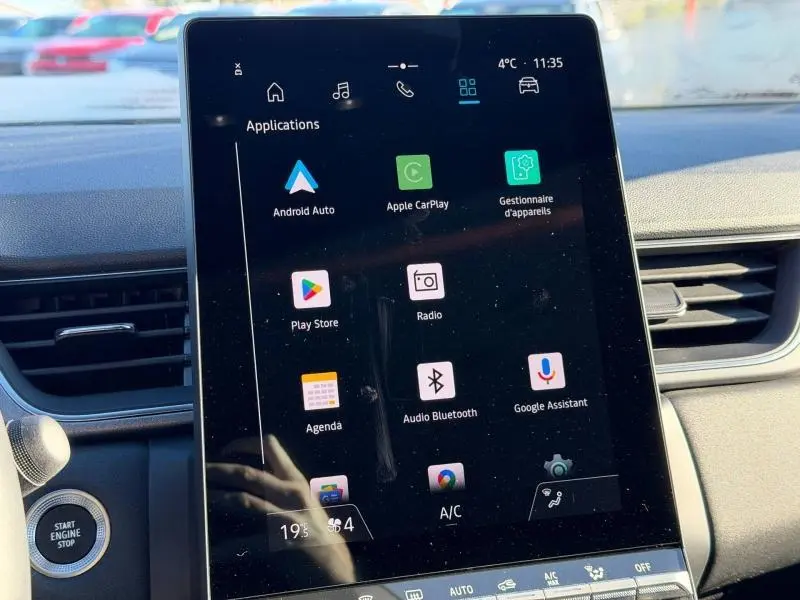 Écran tactile central du tableau de bord du Renault Captur 2025, affichant les applications connectées.